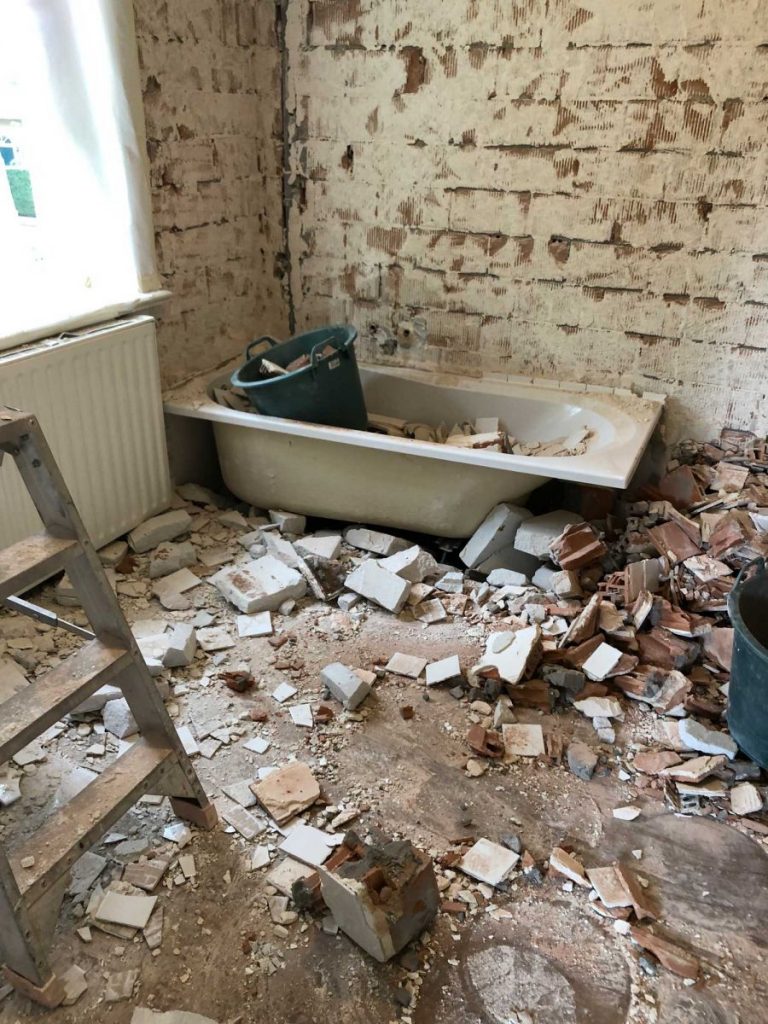Breekwerken bij badkamerrenovatie - eerste fase van het renovatieproces