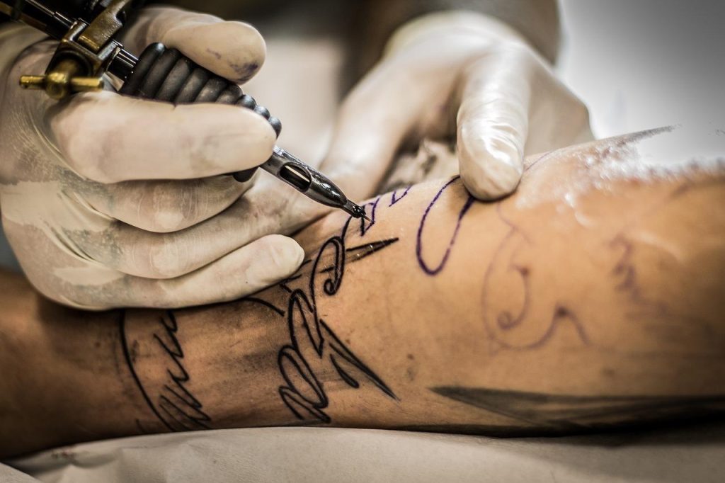 Lasertherapie voor tatoeage verwijderen: geavanceerde technologie voor effectieve inktverwijdering