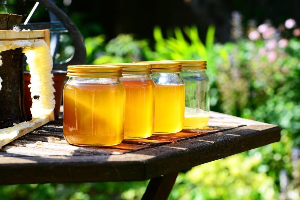 Vergelijking tussen honing en rauwe honing met natuurlijke voedingsstoffen en antioxidanten