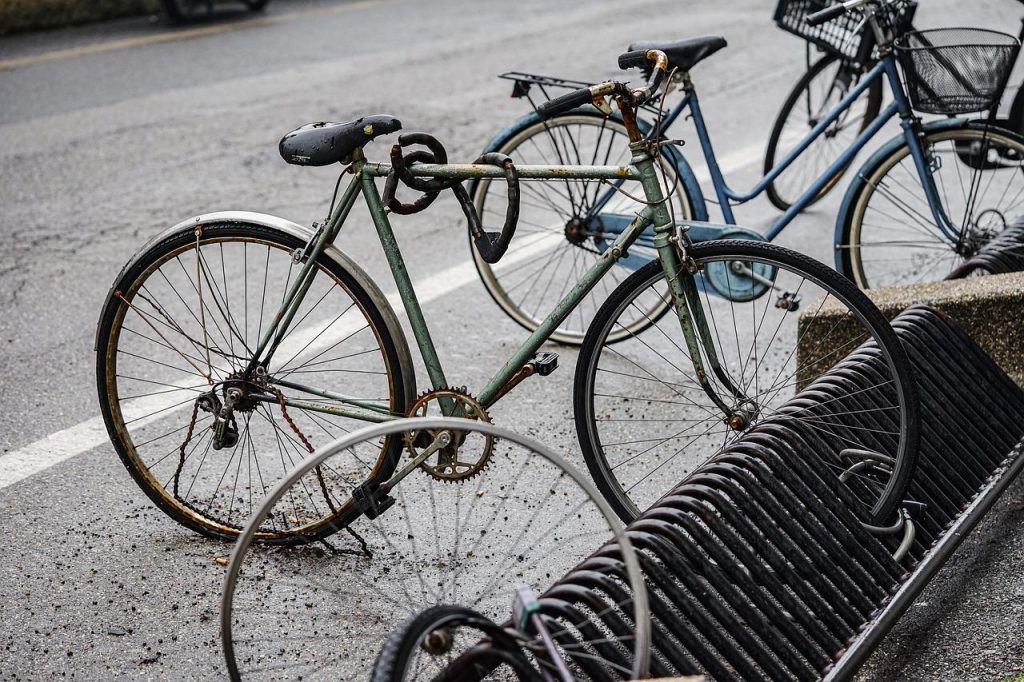 Veilige fietsenstalling in Kampen met moderne beveiliging en camera's voor het parkeren van fietsen