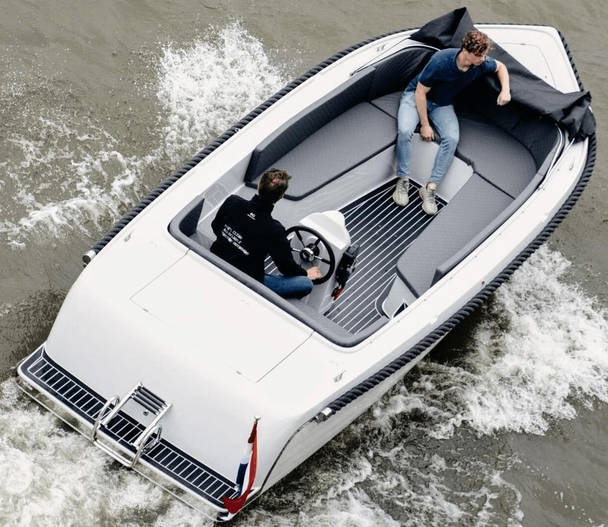 Moderne tender boot met hoge gangboorden, zwemplateau en klassieke indeling in Nederlands water